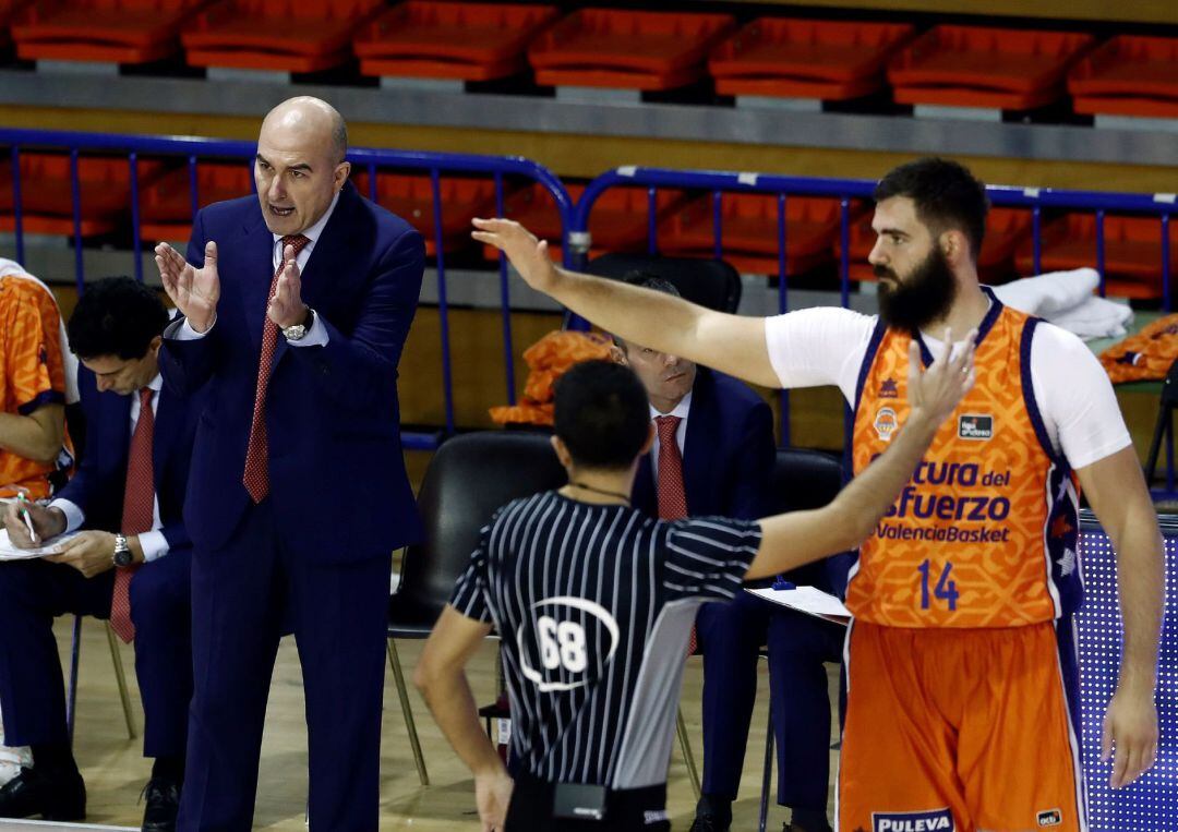 El entrenador del Valencia Basket, Jaume Ponsarnau, durante el partido ante el Urbas Fuenlabrada de Liga Endesa que se disputa este sábado en el pabellón Fernando Martín. 