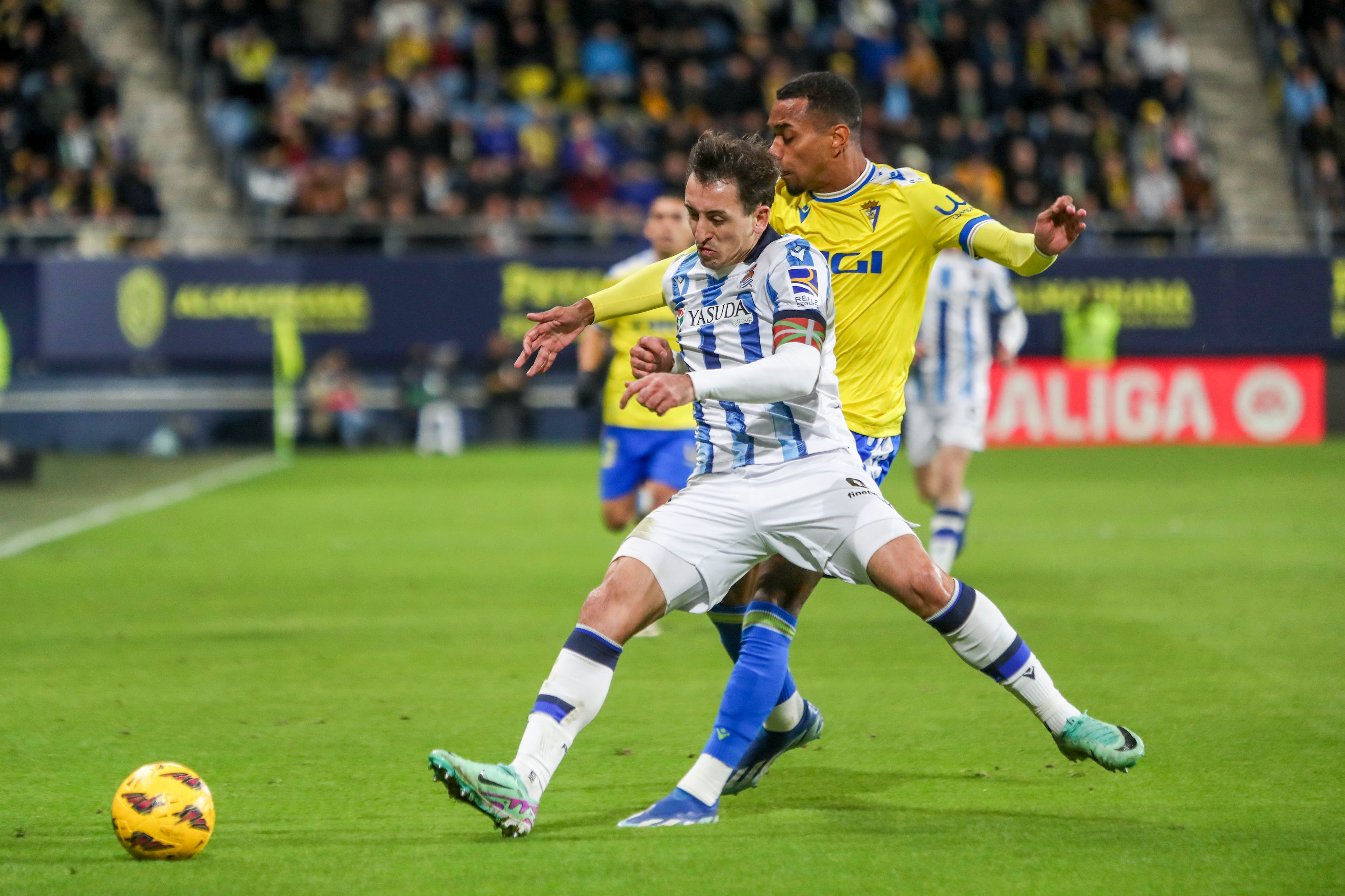 CÁDIZ, 21/12/2023. - El delantero del Real Sociedad Mikel Oyarzabal (i) lucha por el balón con el defensa brasileño del Cádiz CF Lucas Pires durante el partido de LaLiga que enfrenta al Cádiz CF y la Real Sociedad este jueves en el Estadio Nuevo Mirandilla. EFE/Román Ríos.
