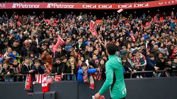 El gesto de Íñigo Lekue con Iñaki Williams que marca el entrenamiento navideño del Athletic en San Mamés