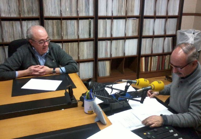 Alfonso Reguera en los estudios centrales de Radio Segovia durante su intervención en Hoy por Hoy Segovia con Alfredo Matesanz