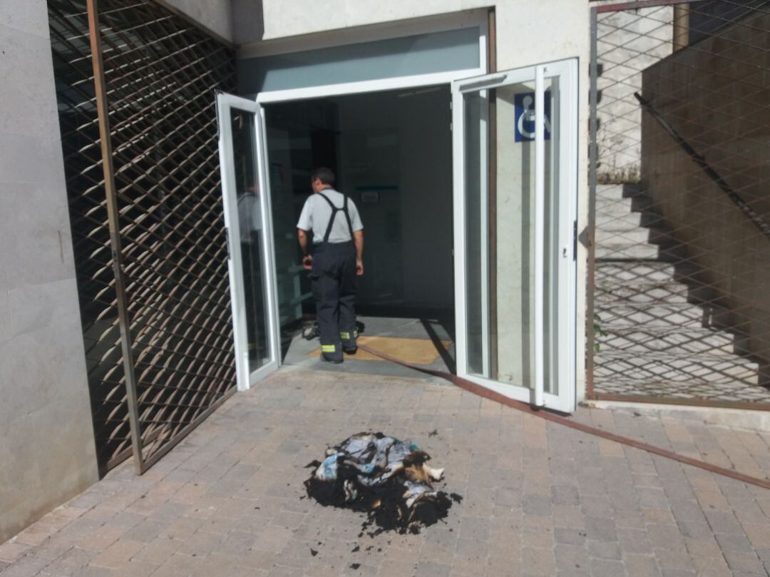 Material textil quemado en el pequeño incendio originado en el Centro de Salud de Cuéllar