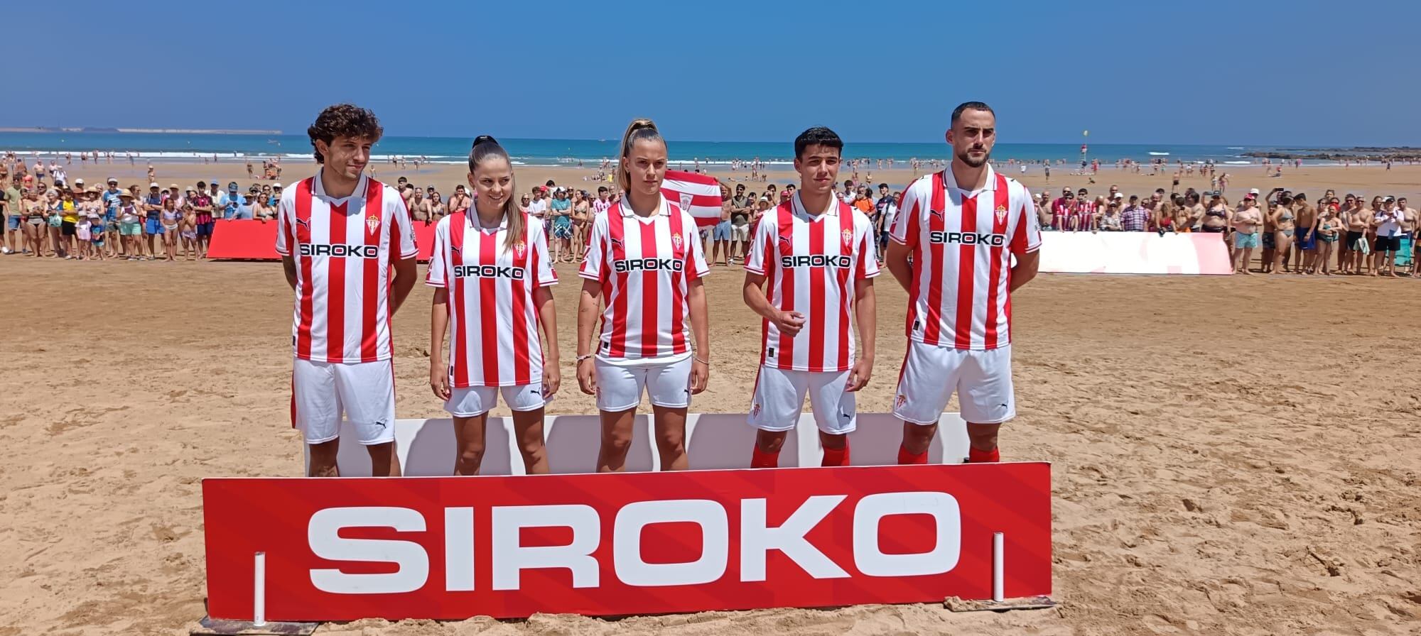 Gelabert, Rosa, Antía, Nacho Martín y Perrin en la presentación de la primera equipación del Sporting.