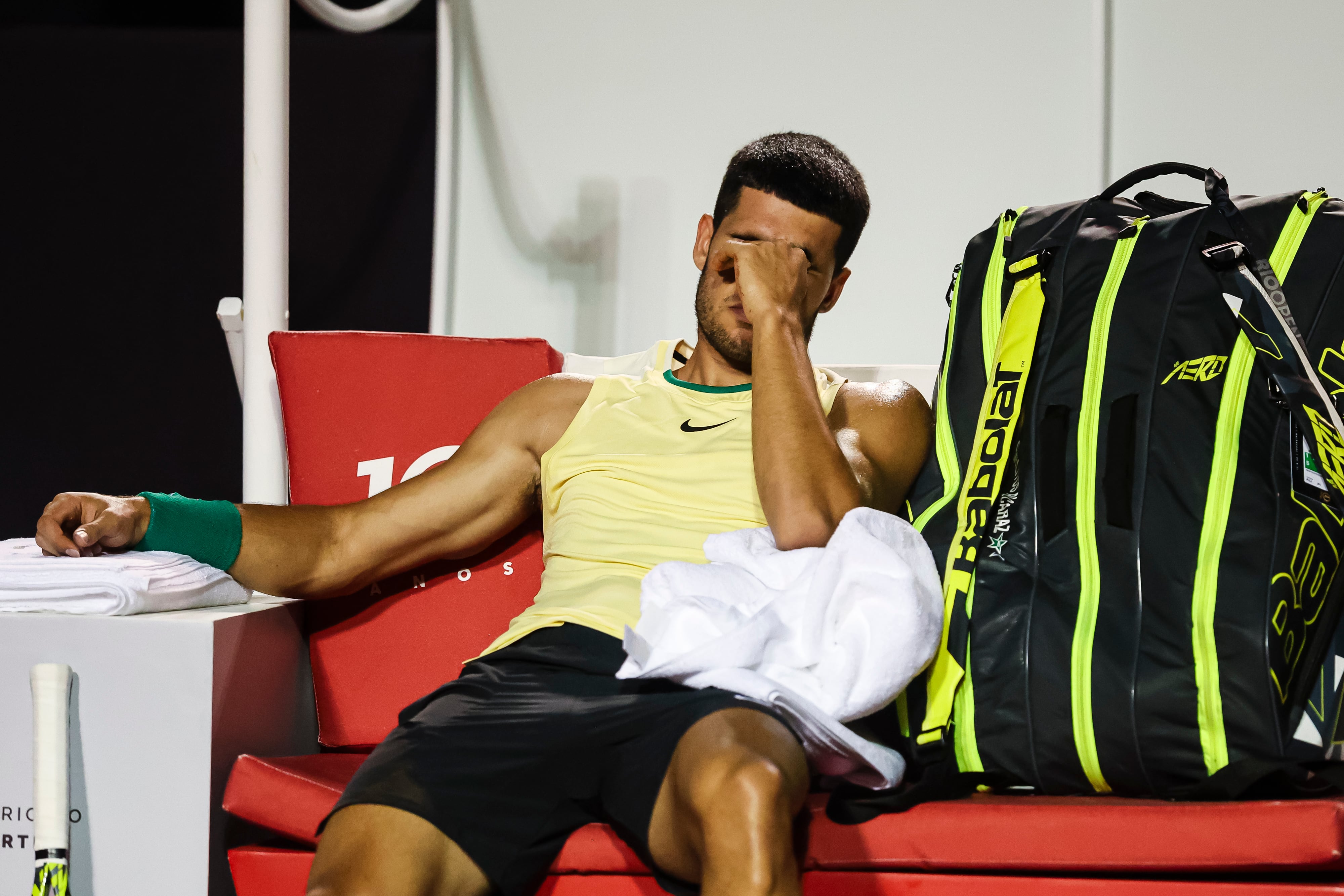 Carlos Alcaraz se lamenta de sus dolencias en el tobillo en el ATP de Río de Janeiro. (Photo by Daniel Castelo Branco/Eurasia Sport Images/Getty Images)