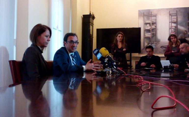 El conseller Rull i l&#039;alcaldessa de Girona, Marta Madrenas, atenent els mitjans de comunicació.
