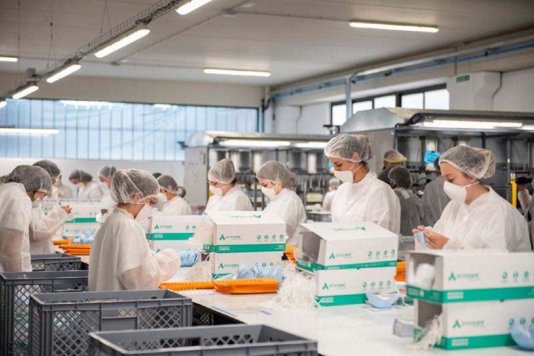 La producción industrial en La Rioja se ha reconvertido para concentrar buena parte de sus esfuerzos en la fabricación de material de protección.