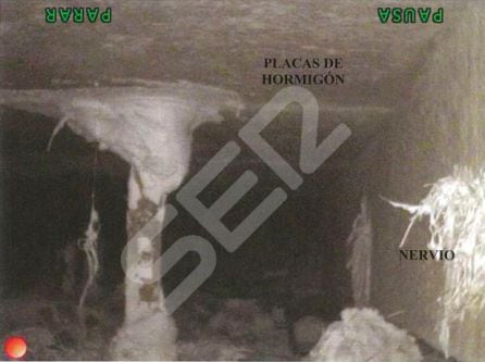 Imagen de la inspección con videoscopio de la cala 9-N0 en la que se muestra el interior del falso techo del nivel 0, pudiendo i¡unidireccional, con nervios y plcas de hormigón, similar al de las cámaras.