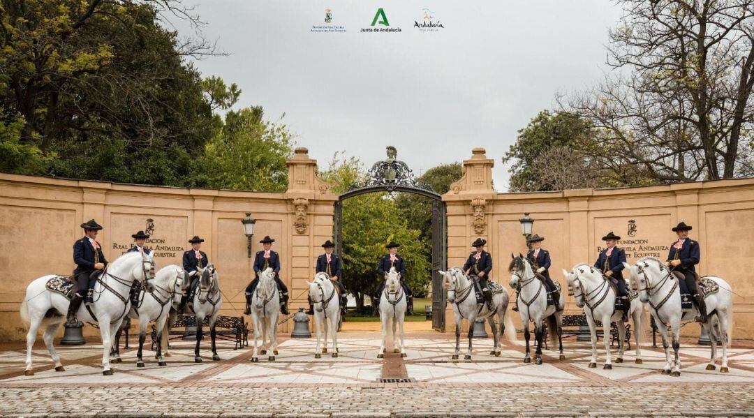 Jinetes a las puertas de la Real Escuela Andaluza del Arte Ecuestre