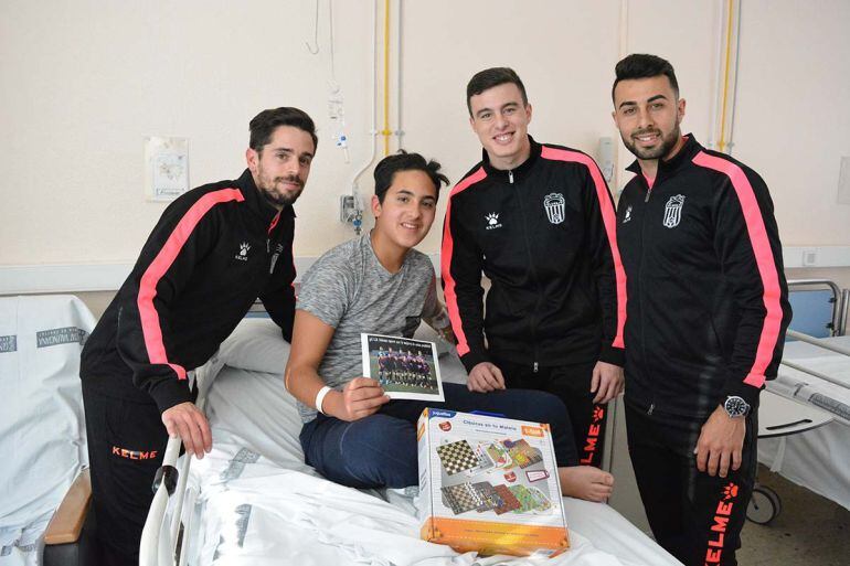 Pablo Pagán, Jorge Chanza y Cristo Díaz con un joven ingresado