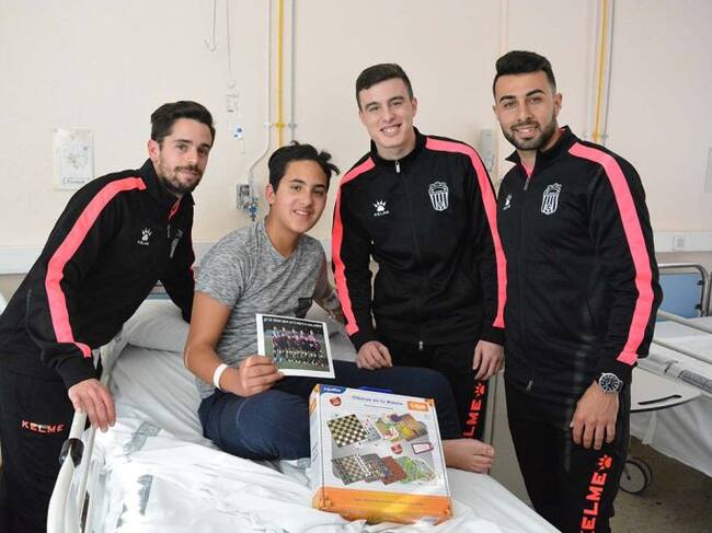 Pablo Pagán, Jorge Chanza y Cristo Díaz con un joven ingresado