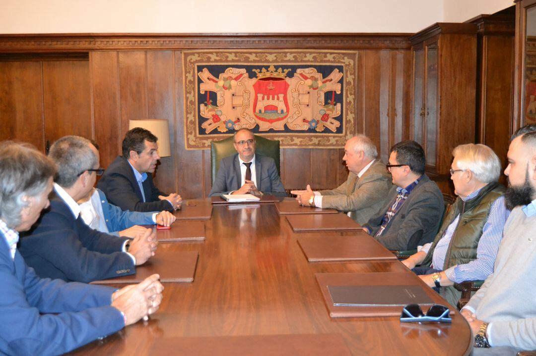 El alcalde de Ponferrada, Olegario Ramón se reúne con la directiva de FELE-Bierzo