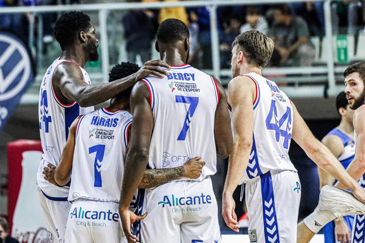 Los jugadores de HLA Alicante durante el partido contra Fuenlabrada en el Pedro Ferrándiz