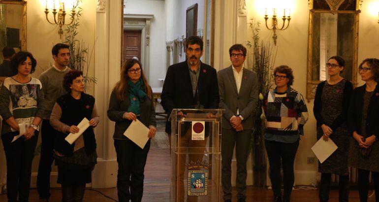 El alcalde, Eneko Goia, junto a los portavoces de todos los partidos con representación en el Ayuntamiento de San Sebastián. 