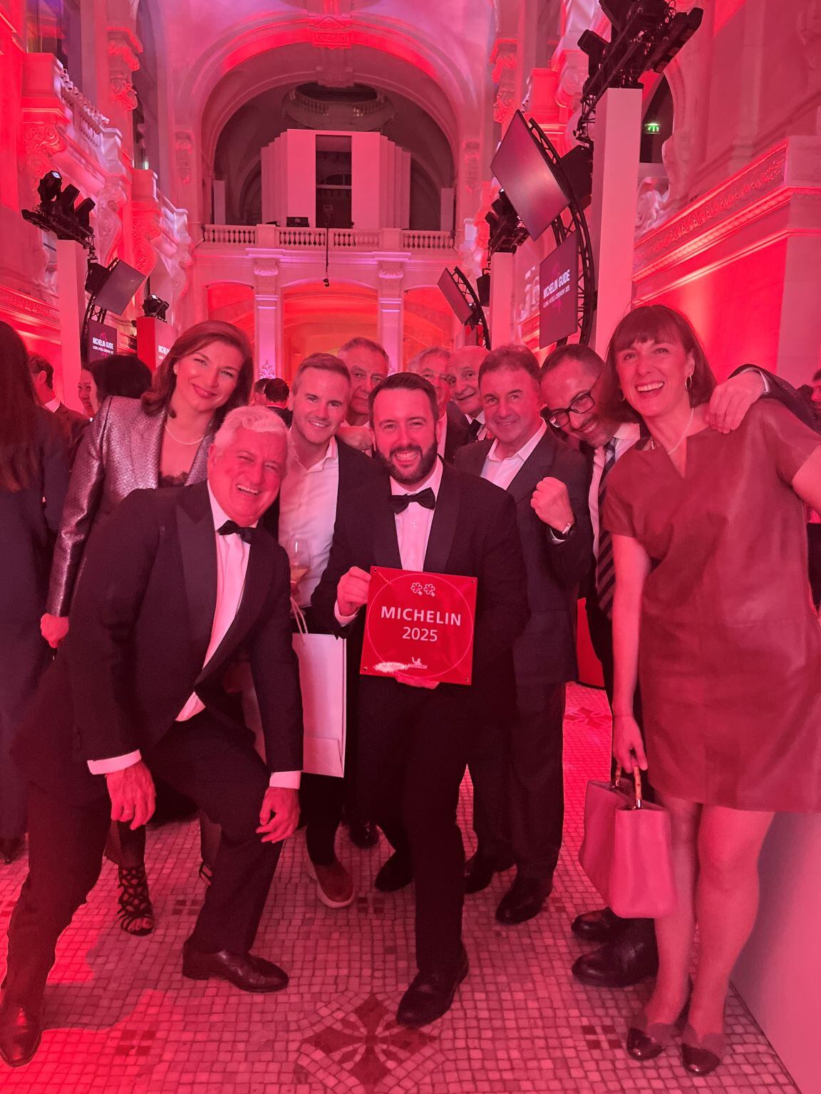 El director del Royal Hideway Hotel Canfranc Estación, Alain Lago, celebra el reconocimiento en la gala de este 8 de octubre