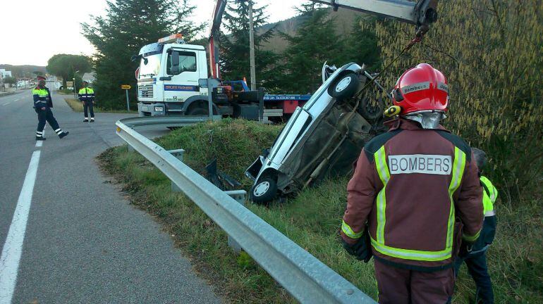 Una grua retira el vehicle que conduïa una veïna d'Olot que va morir en sortir de la via