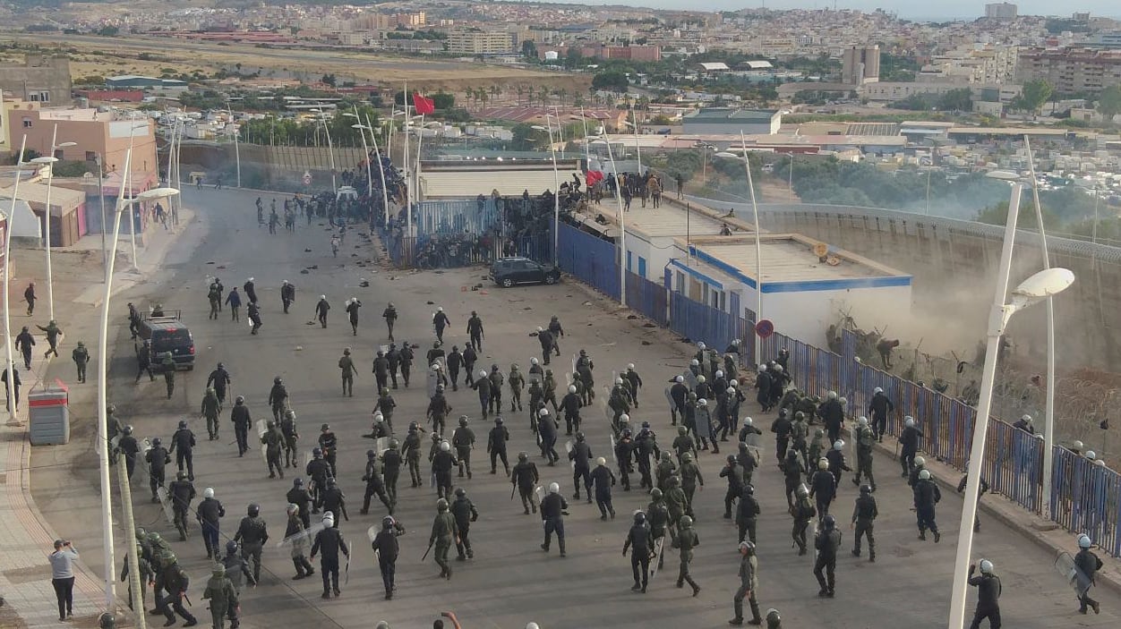 Fotografías del salto de cientos de migrantes subsaharianos a las vallas que rodean Melilla.