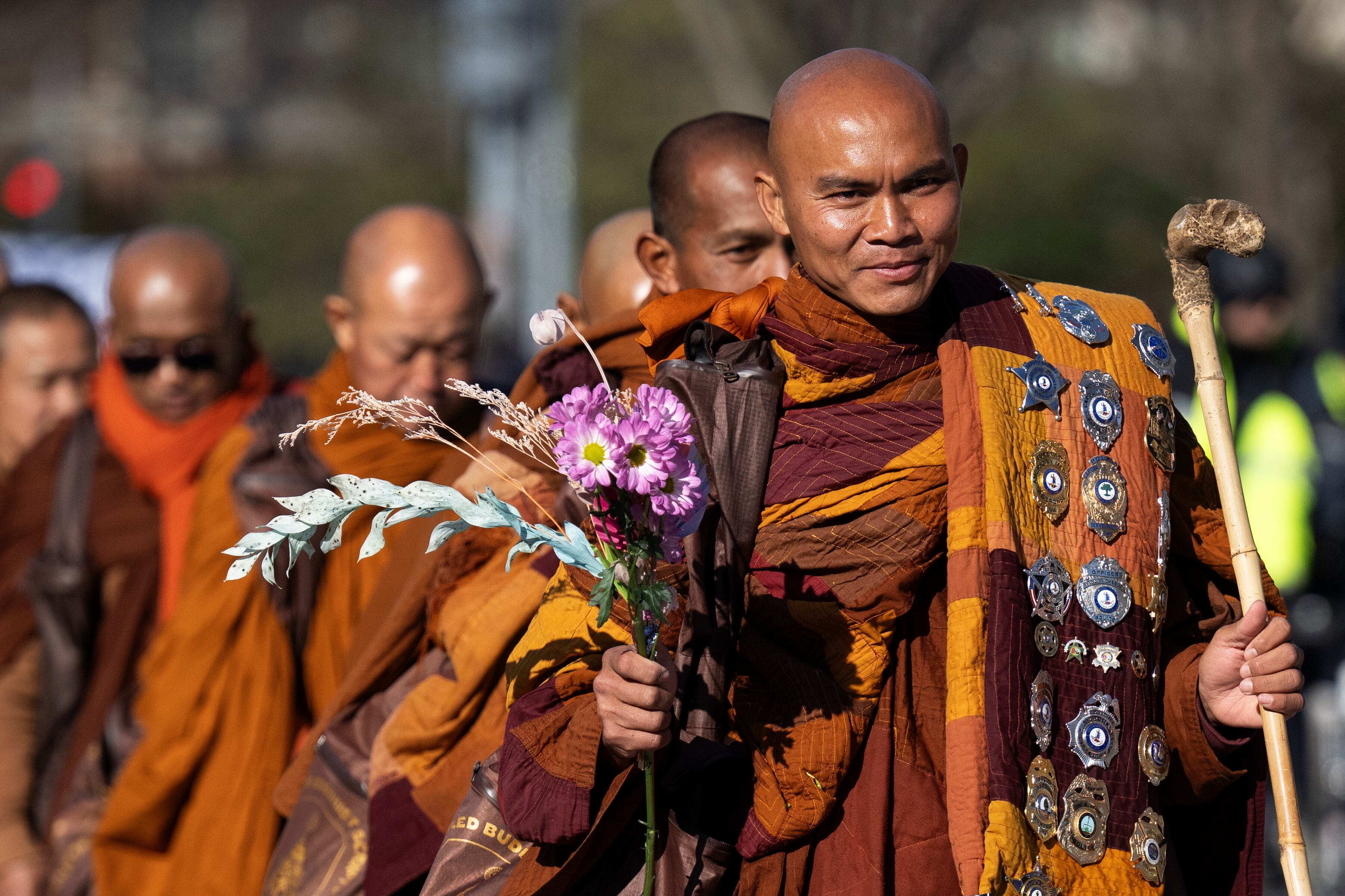 Un grupo de monjes budistas llega a Washington tras completar la 'Marcha por la Paz' de casi 4.000 kilómetros. EFE/EPA/LUKE JOHNSON