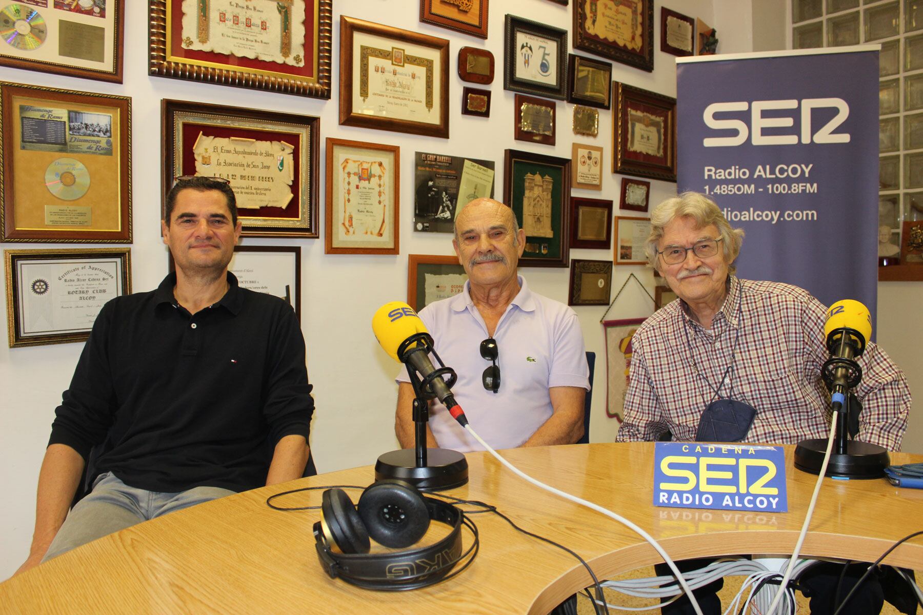 Pablo Granados, Eusebio Requena y Luis Llorens, en el estudio central de Radio Alcoy