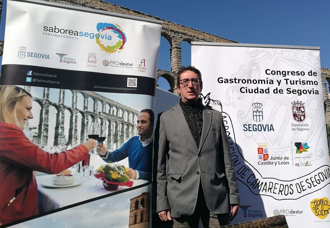 El presidente de los camareros Javier Bermejo Soto durante la presentación del congreso de turísmo y gastronomía