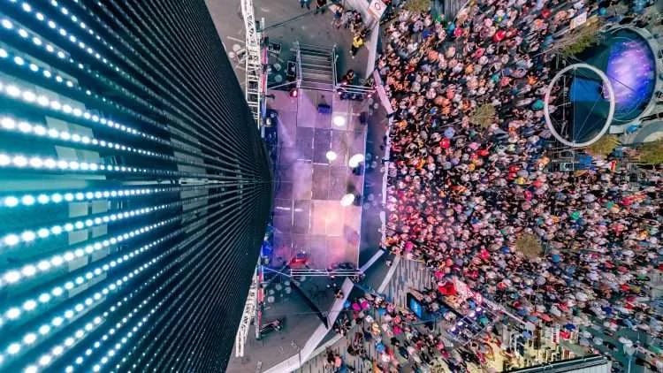 Vista de un concierto desde la cima del tecnohito de la plaza Triangular de Benidorm / Roomdiseno.com