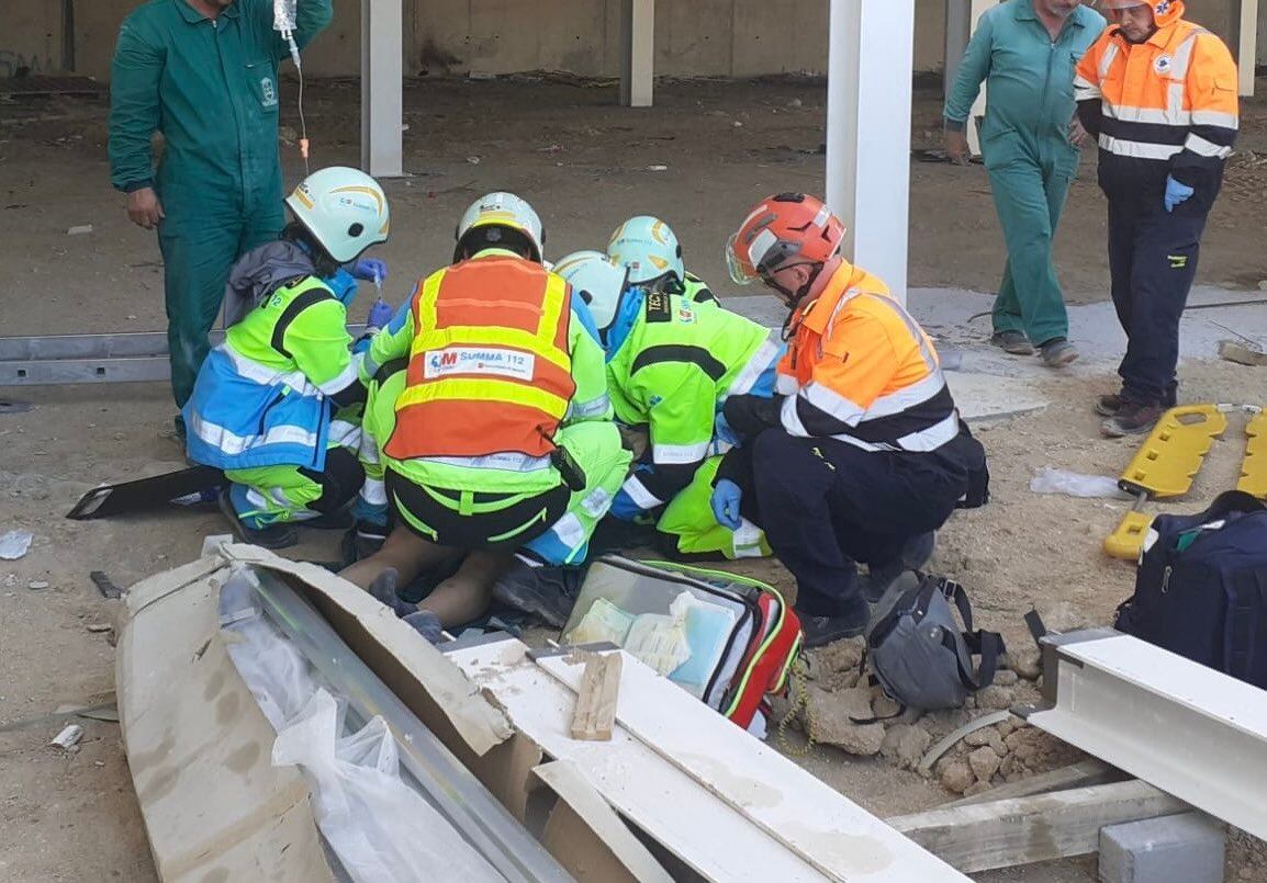 Los servicios de emergencias atendiendo al herido