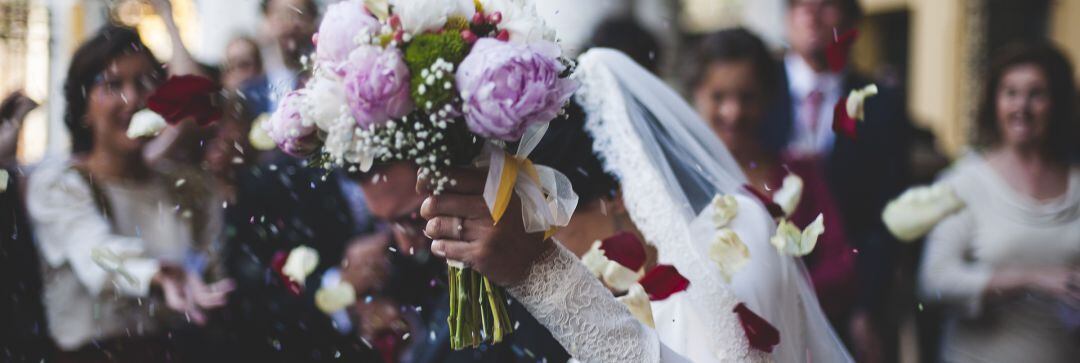 Salida de los novios de una boda