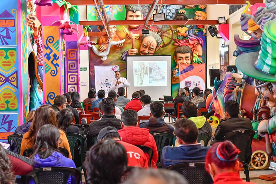Joaquín Rubio, impartiendo una charla en el Museo del Carnaval de Negros y Blancos de Pasto