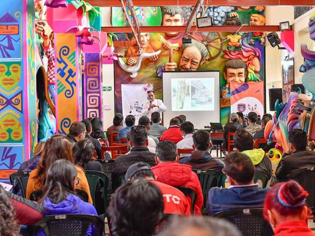 Joaquín Rubio, presidente de la Federación de Artistas Falleros y de Hogueras de la Comunidad Valenciana, invitado a impartir charlas en el Museo del Carnaval de Negros y Blancos de Pasto (Colombia)