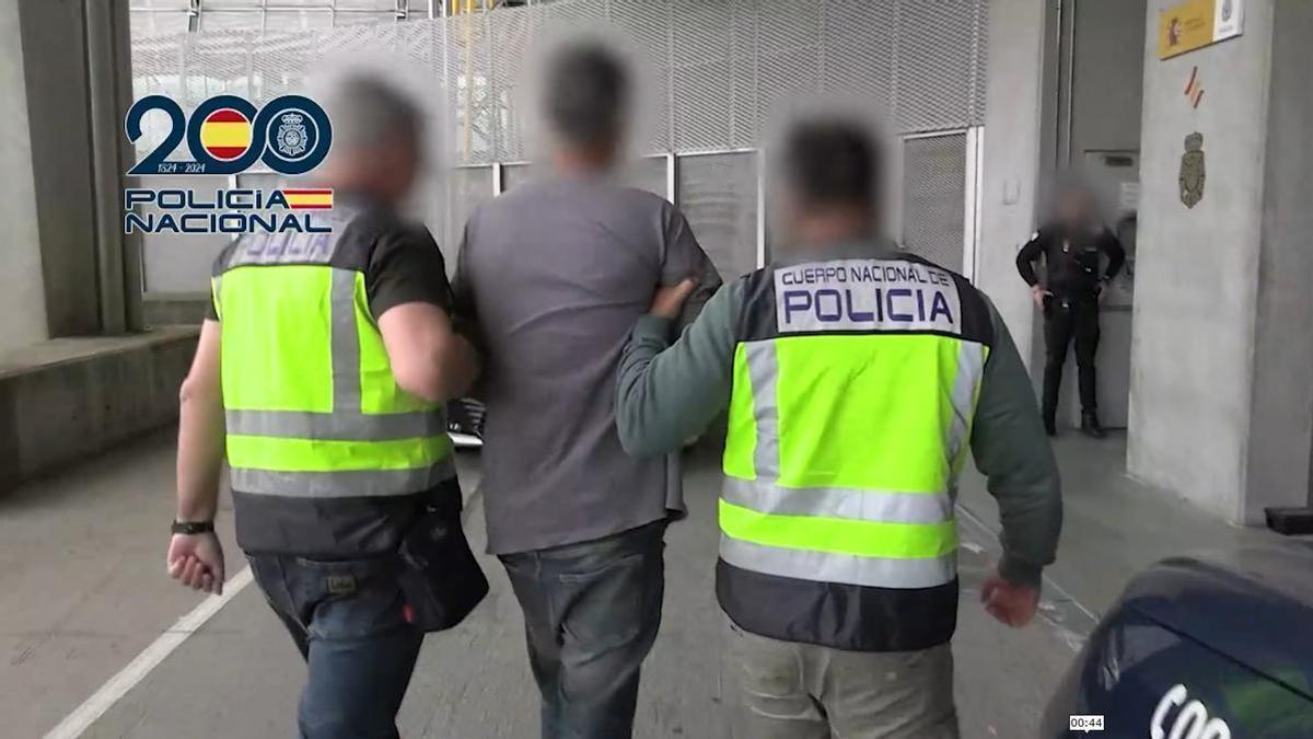 Martiño Ramos escoltado por dos agentes de la Policía Nacional a su llegada a España