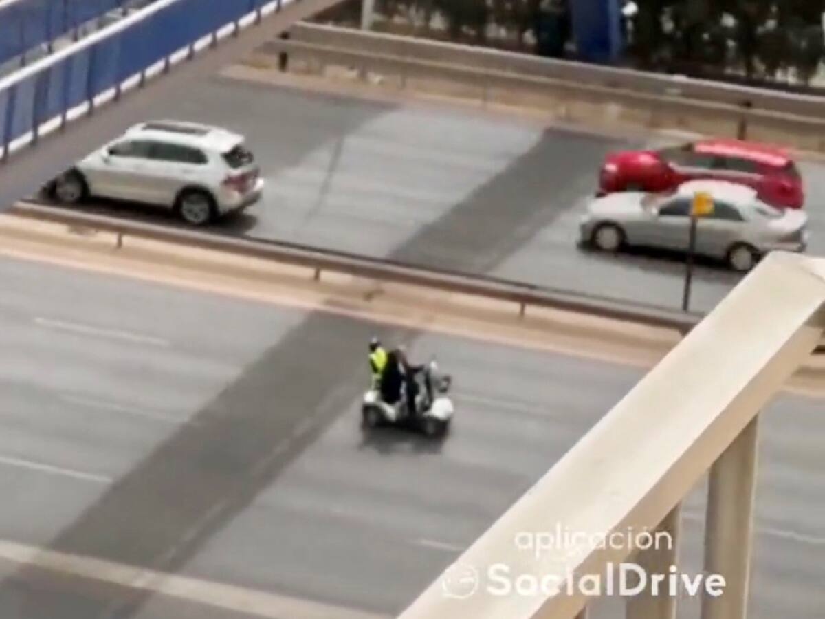Circula con una silla de ruedas motorizada por el carril central de la autovía de Málaga