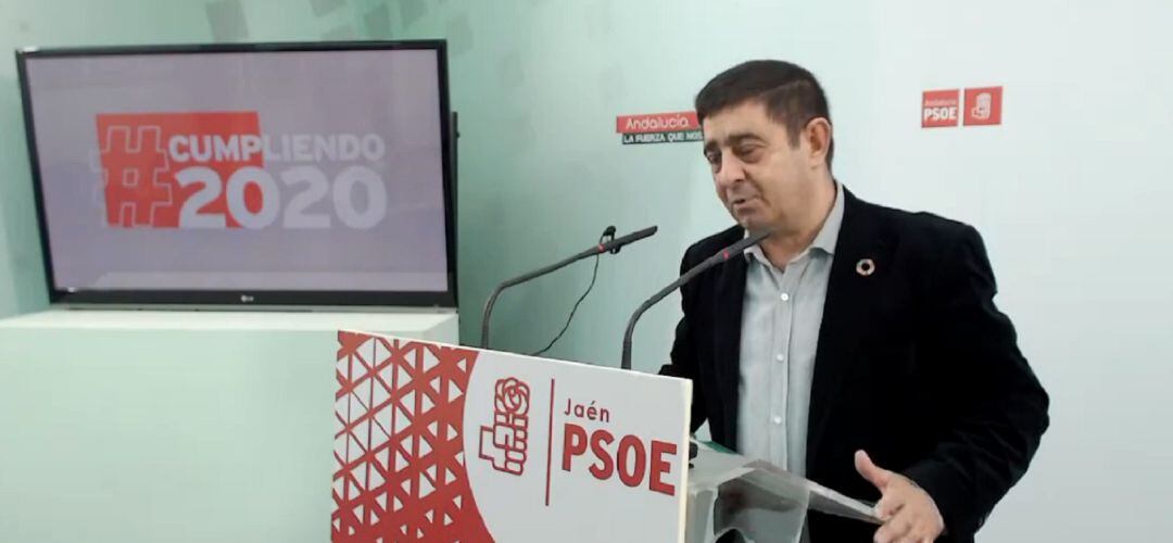 Francisco Reyes en la sede del PSOE provincial durante el balance del primer año de gobierno de Pedro Sánchez.