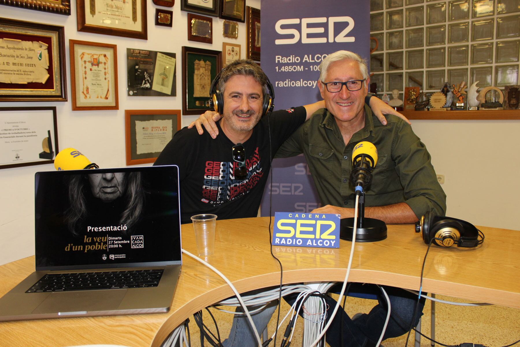 Toni Miranda y Gonzalo Belenguer, en el estudio central de Radio Alcoy