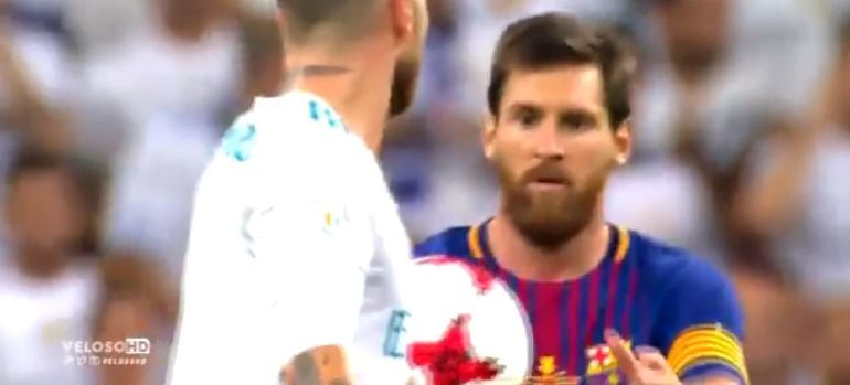 Ramos le ofrece el balón a Messi para luego tirarlo hacia otro lado