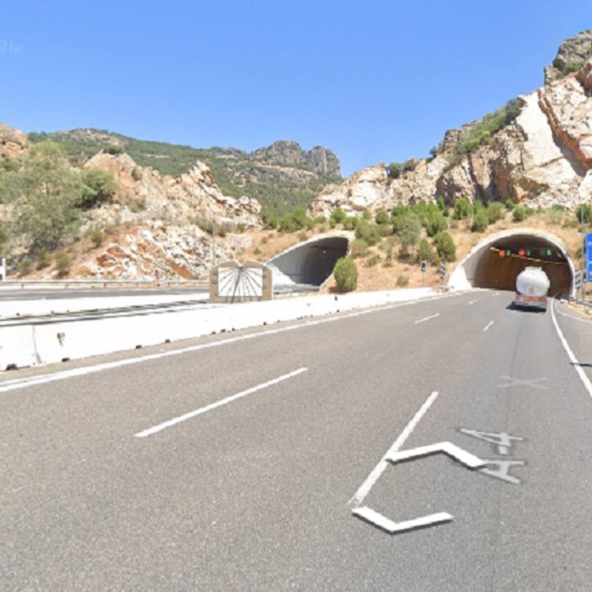 Cinco personas resultan heridas al colisionar un autobús y un turismo