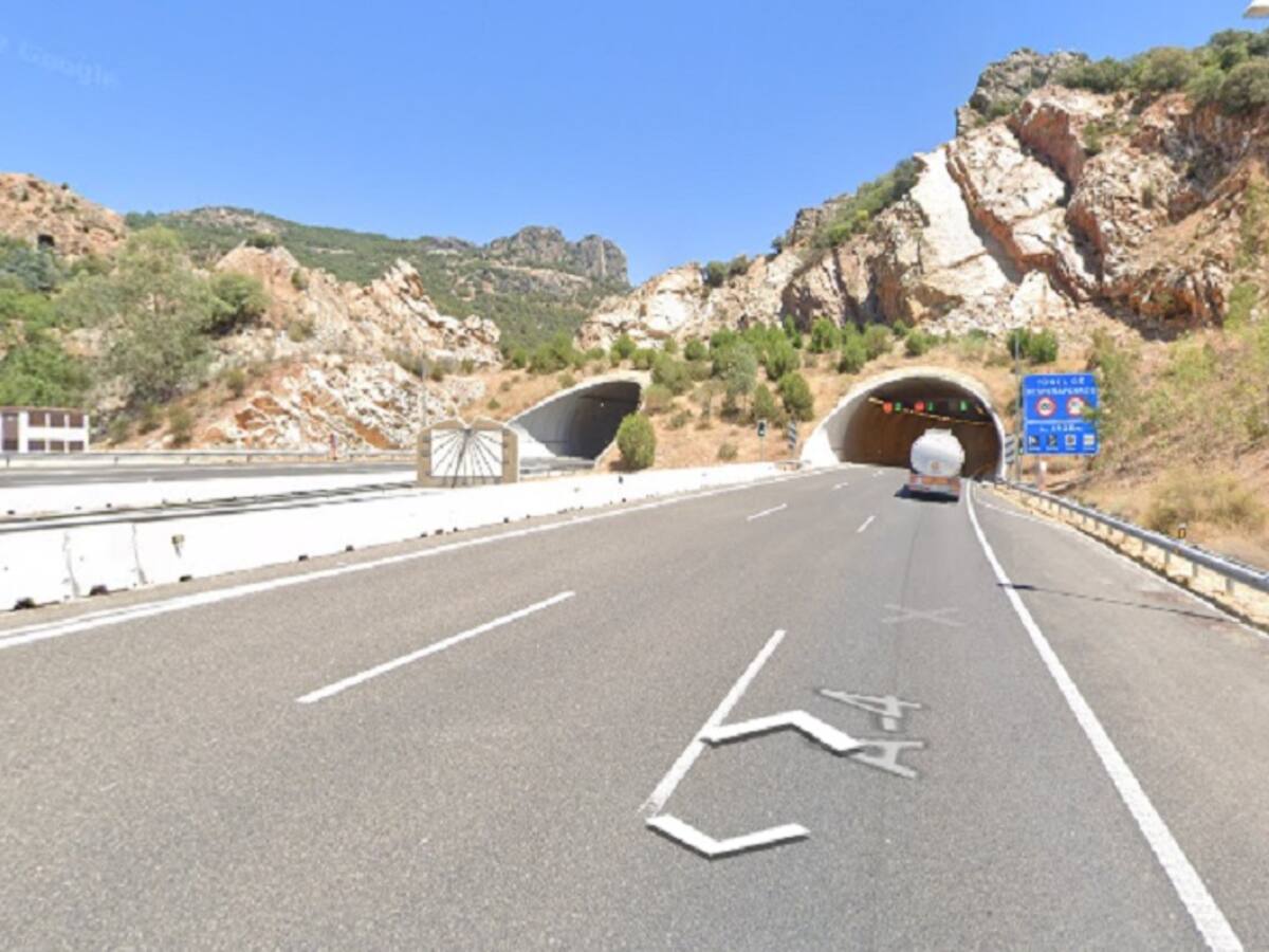 Cinco personas resultan heridas al colisionar un autobús y un turismo