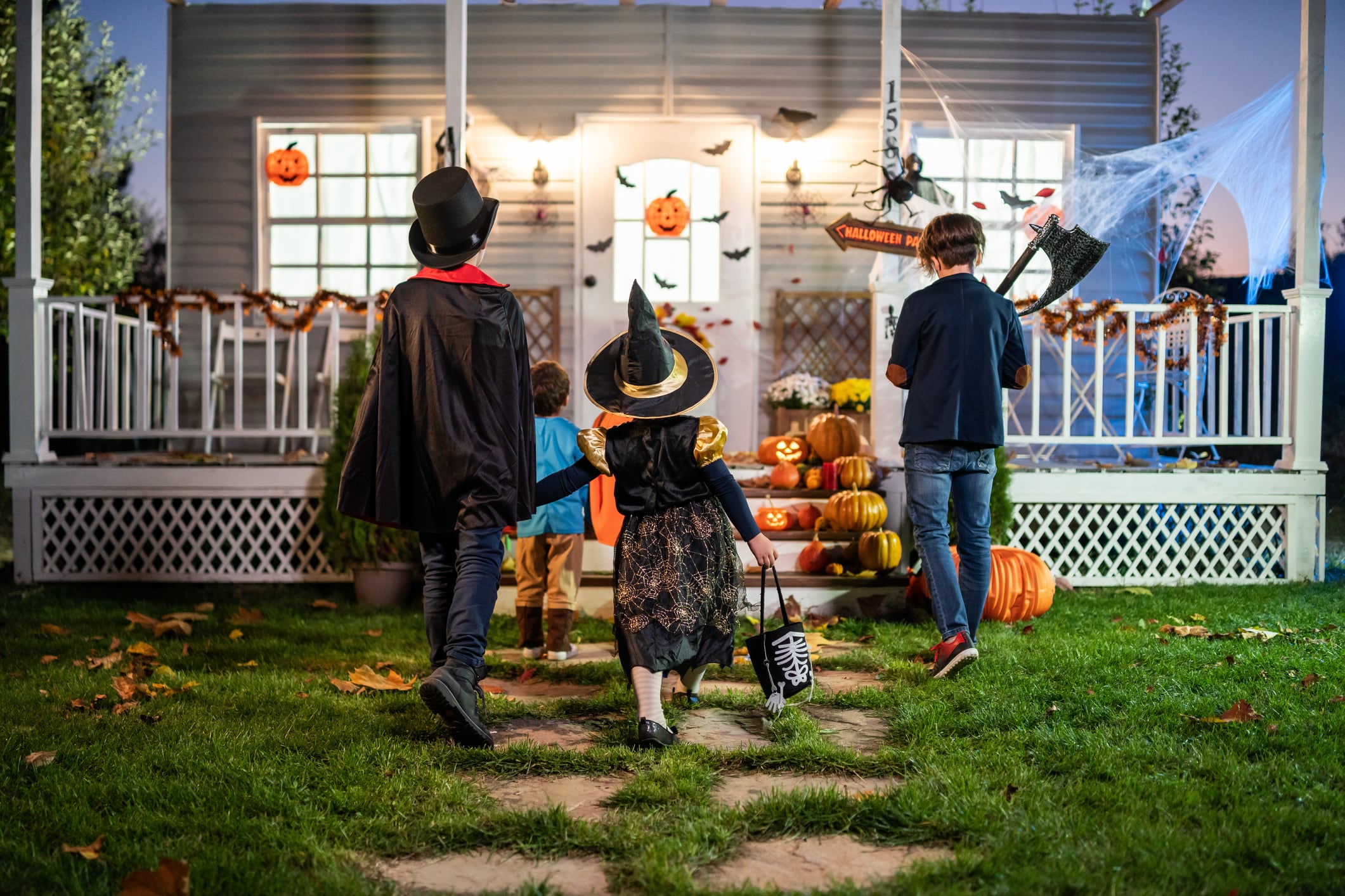 Un grupo de niños acude a una casa a pedir caramelos en Halloween.