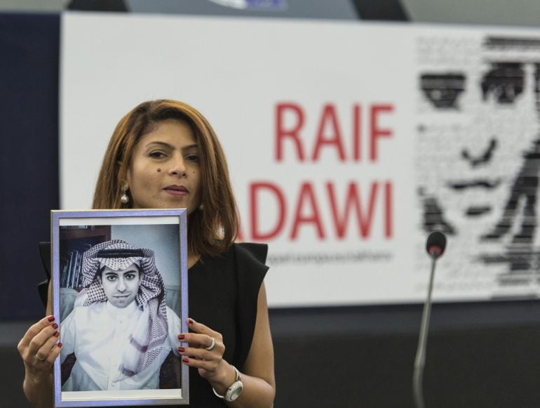 Ensaf Haidar, la mujer del bloguero saudí Raif Badawi, muestra una fotografía de su esposo en el Parlamento Europeo 