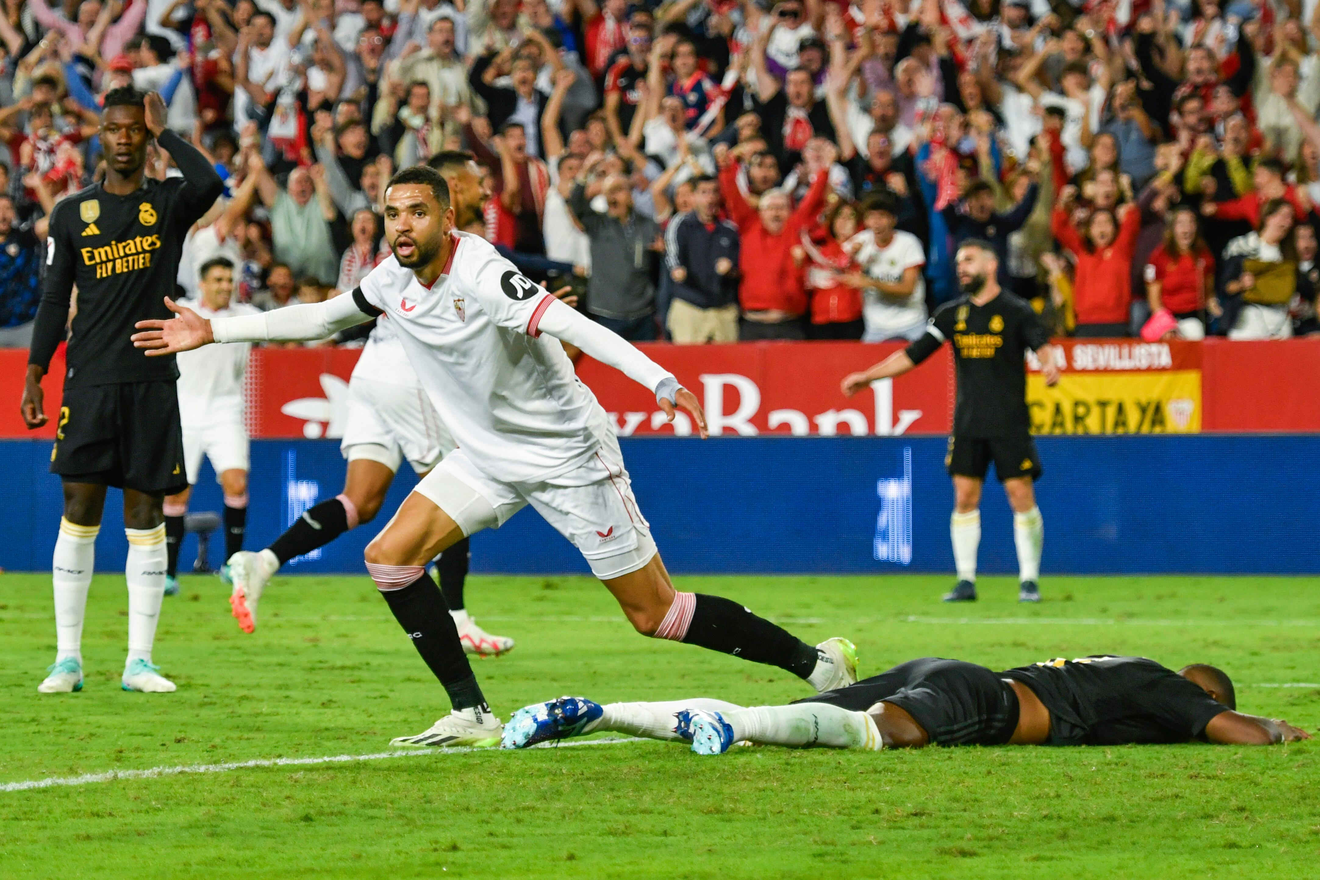 SEVILLA, 21/10/2023 - El delantero marroquí del Sevilla FC Youssef En-Nesyri (2i) celebra el gol del empate del conjunto durante el partido de LaLiga que Sevilla FC y Real Madrid disputan este sábado en el estadio Ramón Sánchez Pizjuán. EFE/ Raúl Caro