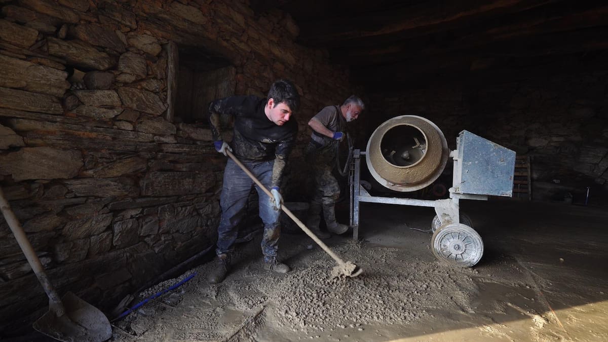 La casa soñada por Marc y Laia empieza por el suelo
