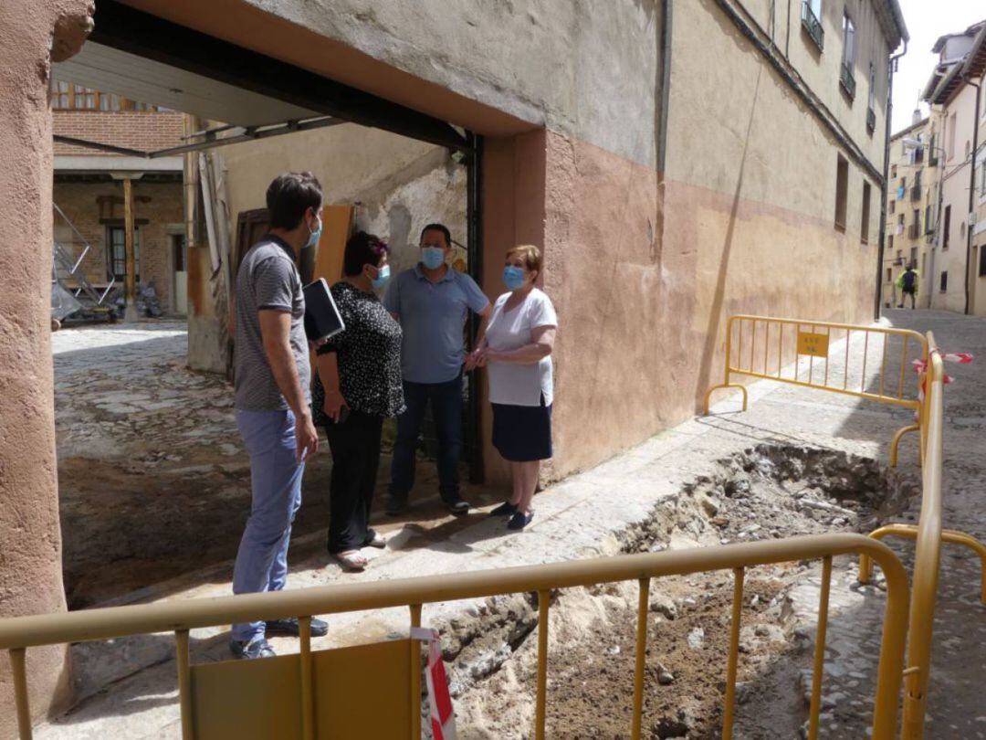 Visita de la alcaldesa y del concejal de Obras a la calle Alfareros en la avería que se produjo el pasado mes de junio