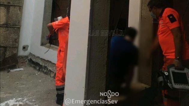 Sanitarios atendiendo al trabajador herido en el interior del edificio en obras