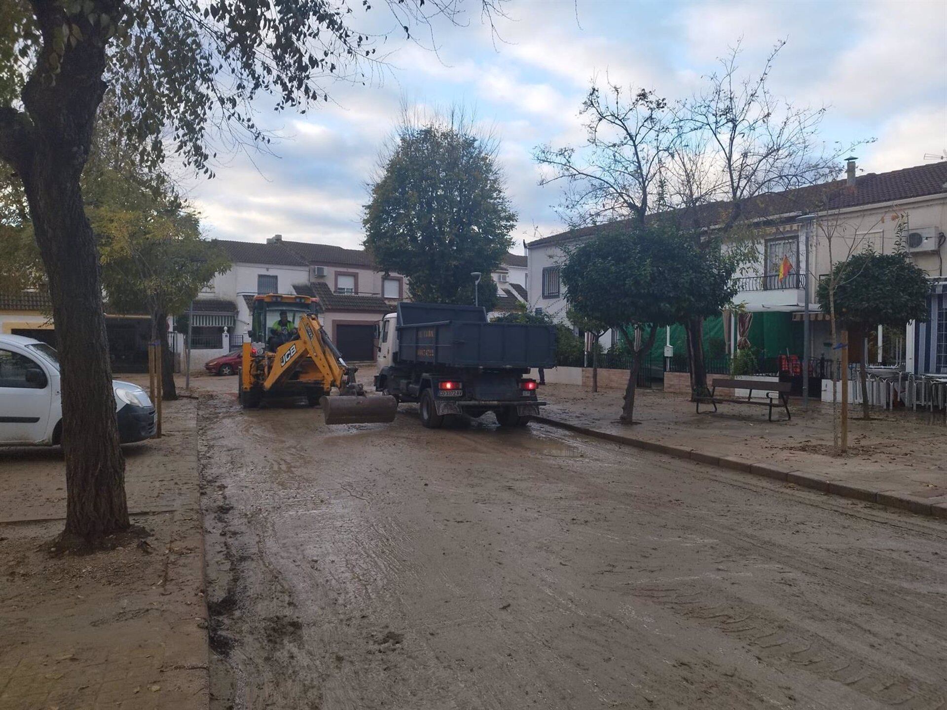 Trabajadores municipales actúan en Las Infantas (Jaén) para paliar los efectos de una tromba de agua