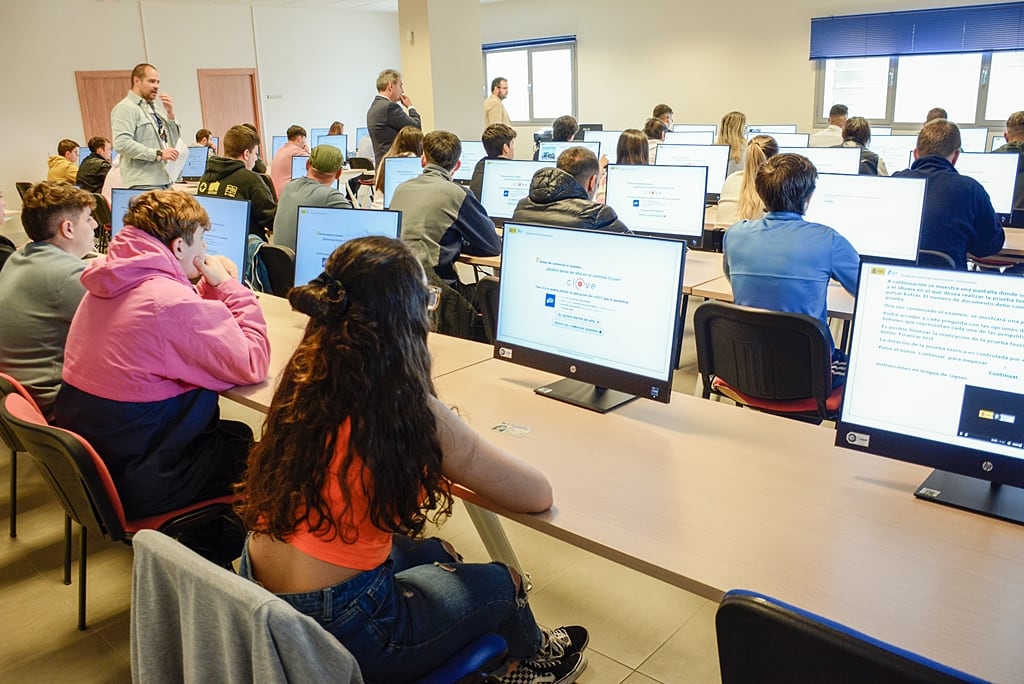 Los alumnos realizando un examen en el aula informatizada de la DGT 