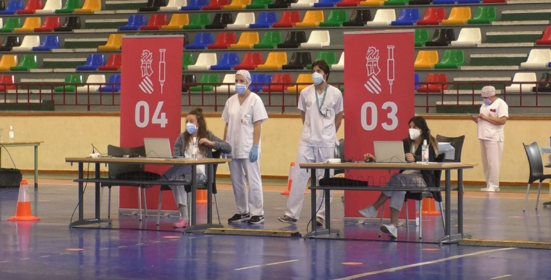 Imagen de la vacunación docente el el pabellón Esperanza Lag