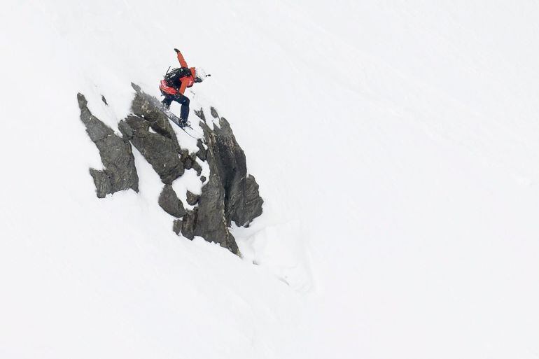 Fotografía de archivo tomada el 2 de abril de 2016 que muestra a la suiza Estelle Balet, última ganadora del &#039;Swatch Freeride World Tour&#039; de snowboard, durante la última etapa del torneo en Verbier (Suiza). 