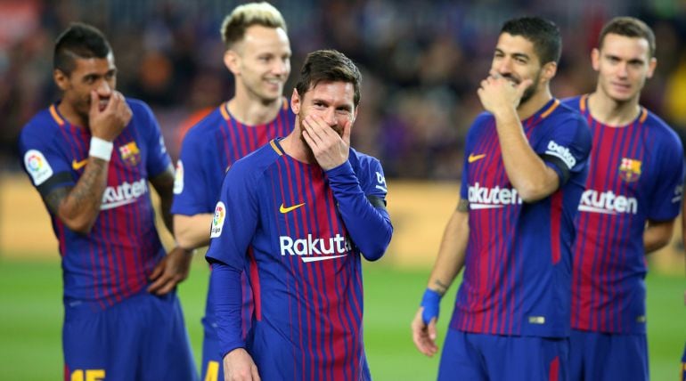 Leo Messi y sus compañeros, antes del partido entre el Barcelona y el Deportivo.