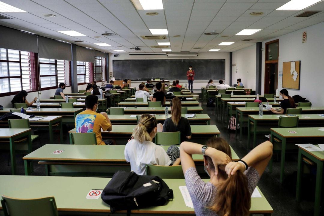 Varios estudiantes antes del inicio de las Pruebas de Acceso a la Universidad (PAU), este martes en la Universitat Politècnica de Valencia. Más de 24.500 estudiantes de la Comunitat Valenciana inician este martes las Pruebas de Acceso a la Universidad (PA