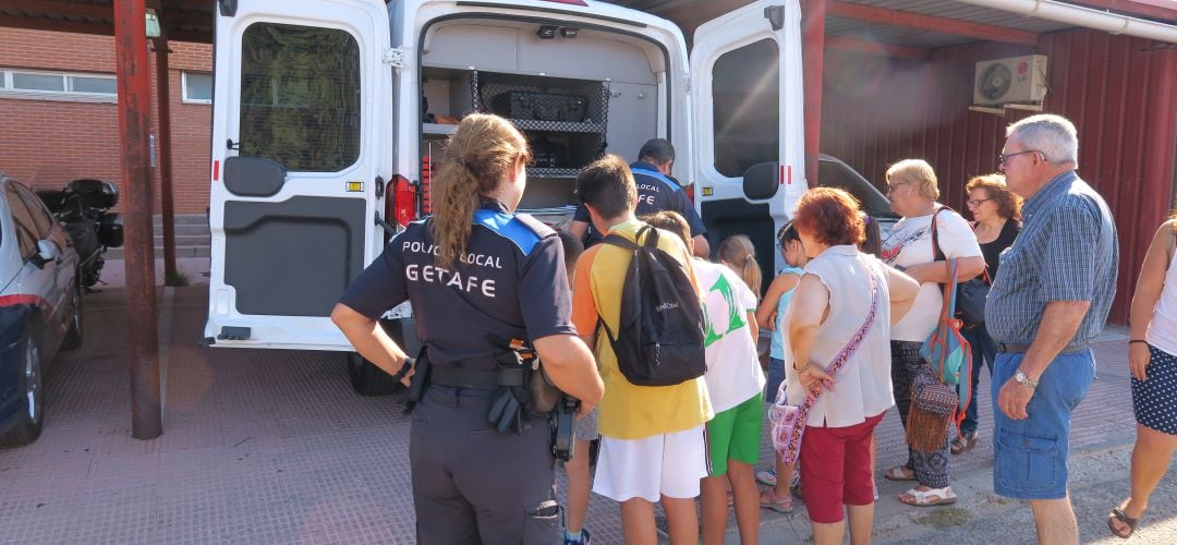Dos agentes de la Policía Local de Getafe en un acto con mayores