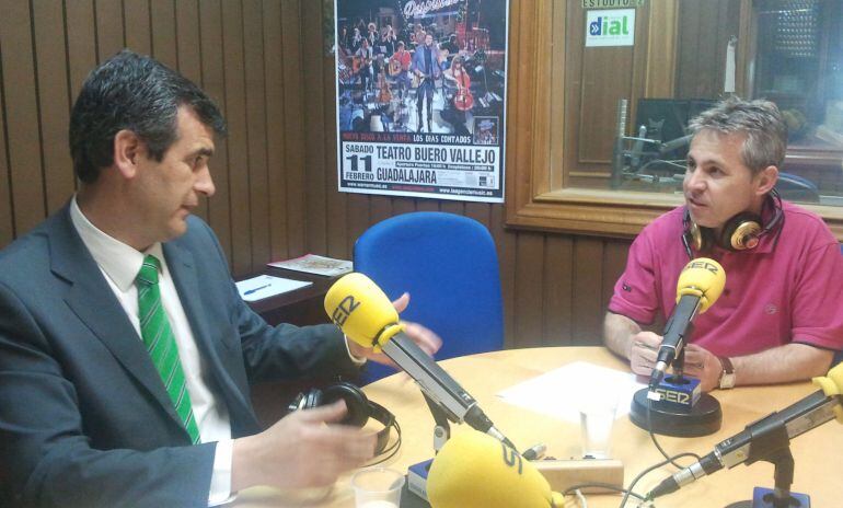 Antonio Román durante una entrevista en SER Guadalajara