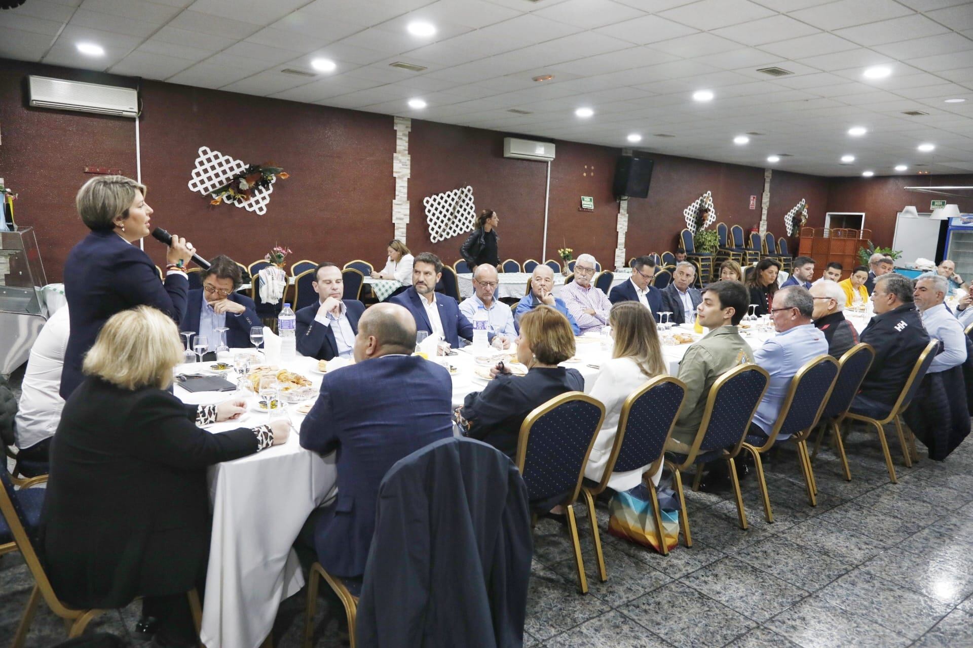 Noelia Arroyo con los empresarios de Cartagena