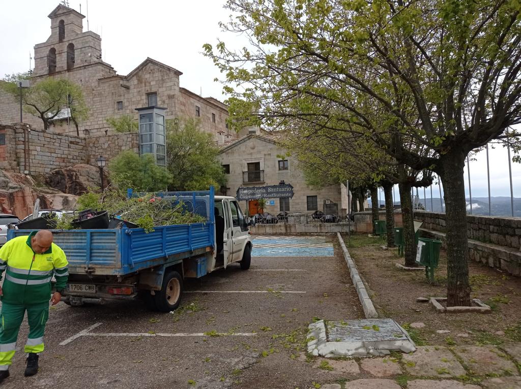 Recogida de residuos tras la celebración de la Romería de la Virgen de la Cabeza.